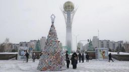 Шестметрова елха, изплетена от 70 килограма прежда, се издигна в столицата на Казахстан