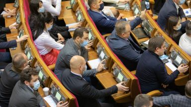 Украинският президент Володимир Зеленски подписа вчера указ за отстраняване от