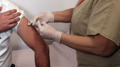 Бих посъветвала хората със СПИН да изчакат с ваксинирането Това