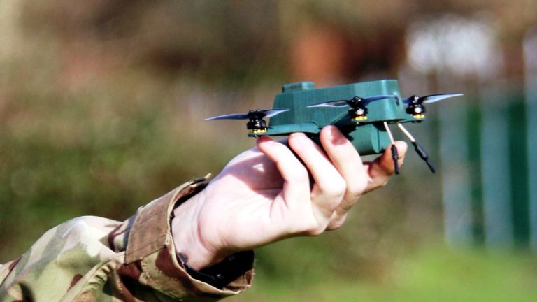 Британската армия се въоръжава с мини дрон