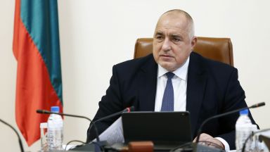 Правителството продължава да финансира ваксинацията срещу коронавируса която започна на