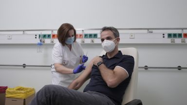 Гръцкото правителство прекрати програмата за имунизация срещу коронавирус за длъжностни