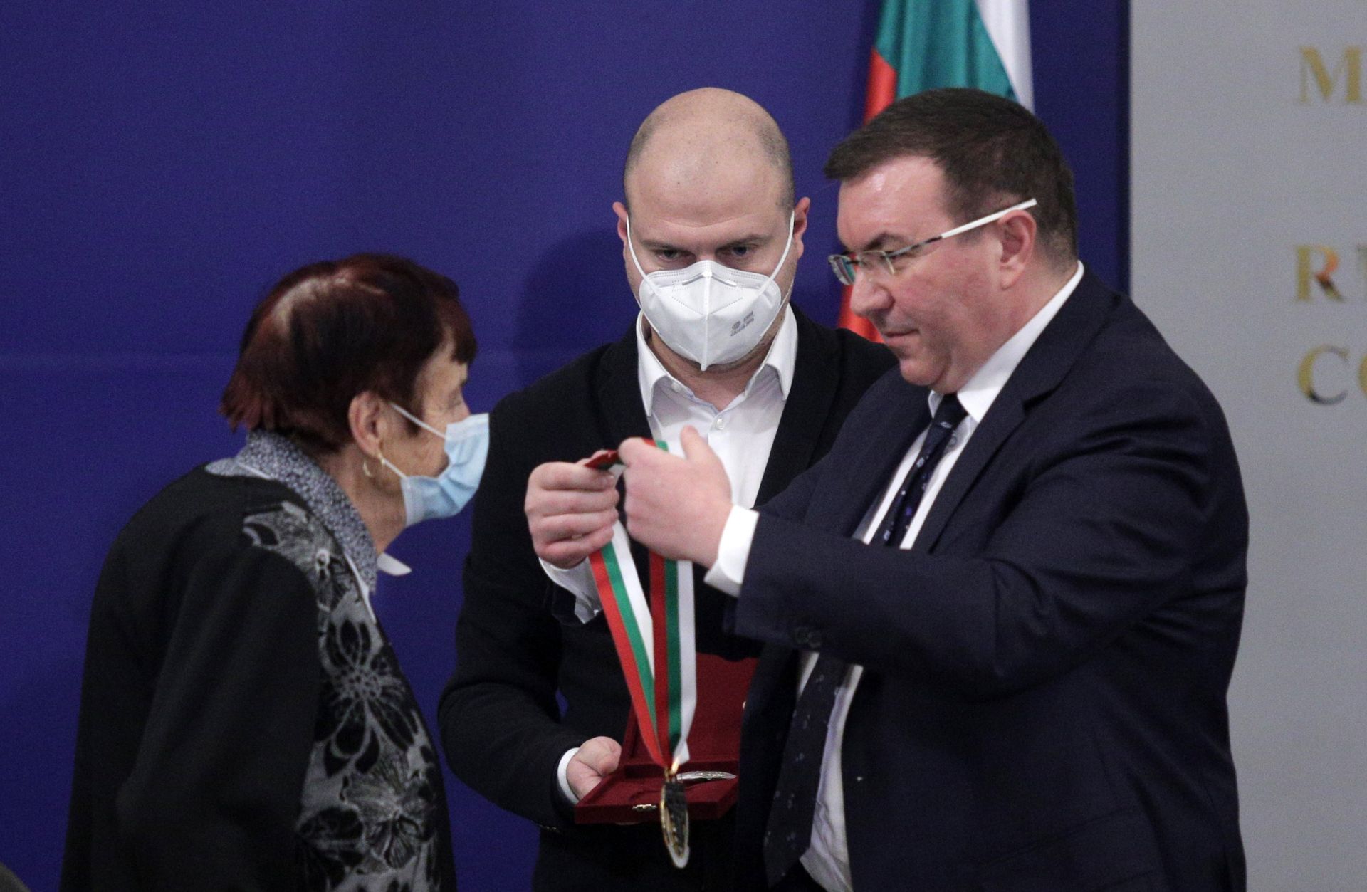 Министър Ангелов връчи почетен знак на най-възрастната работеща медицинска сестра - Ценка Досева на
