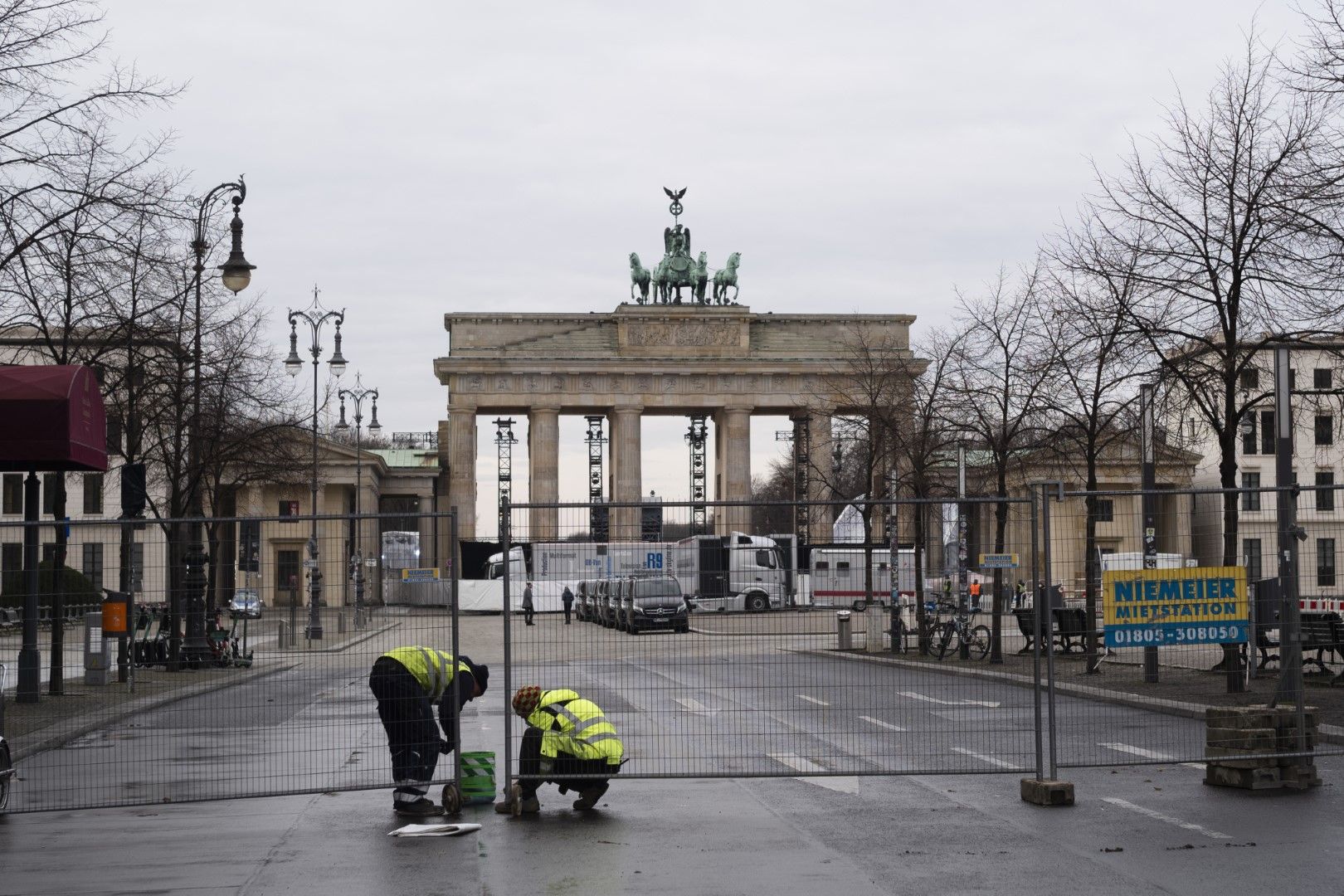 Работници поставят ограда на площада пред Бранденбургската врата в навечерието на Нова година в Берлин