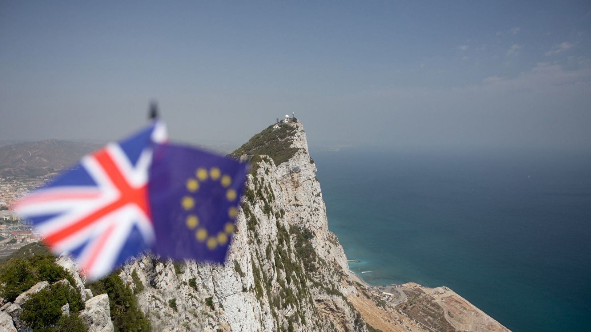 Гибралтар и Испания избегнаха "твърдата граница" в последния момент