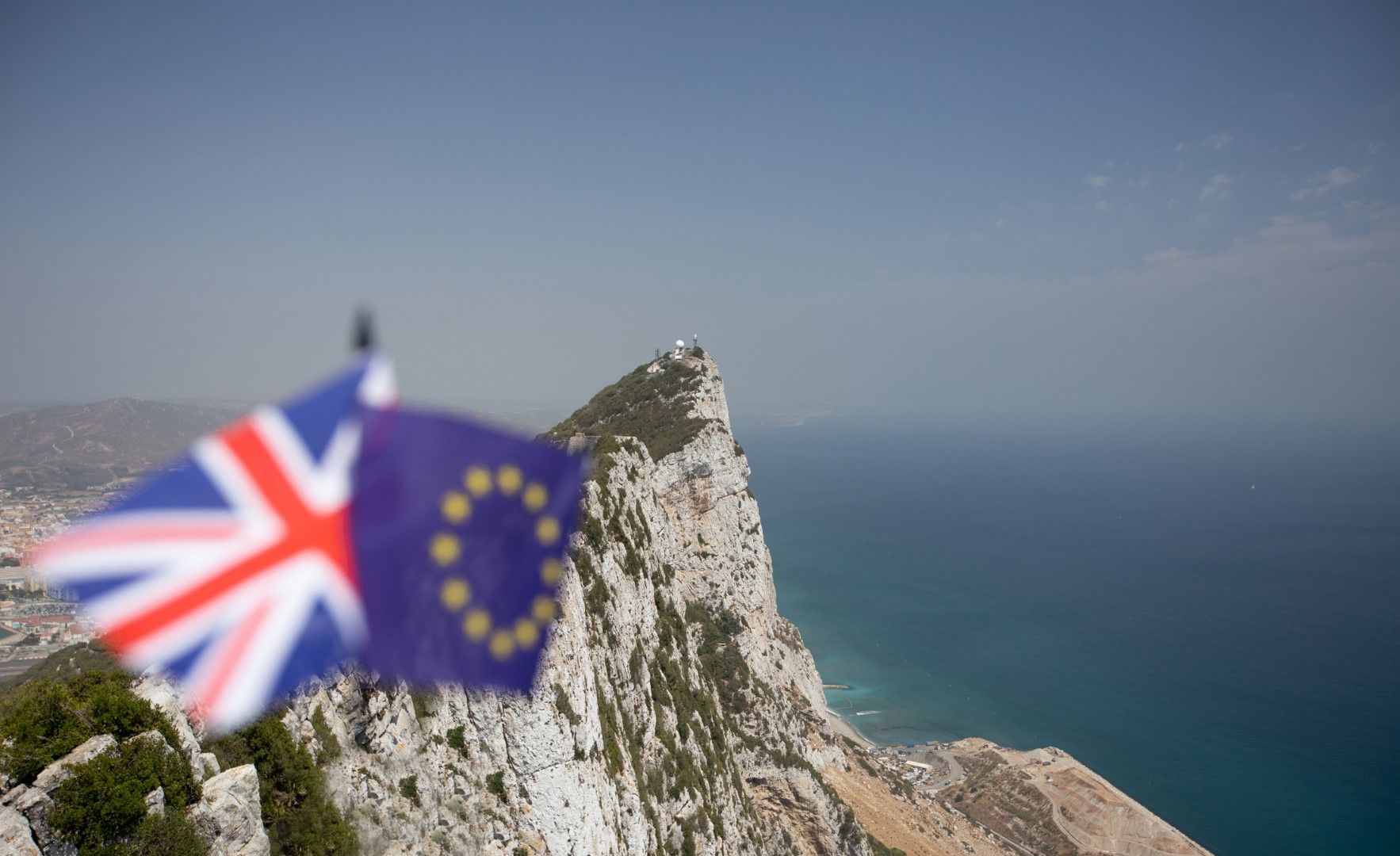 Британското знаем и знамето на Европейския съюз се веят над скалата на Гибралтар