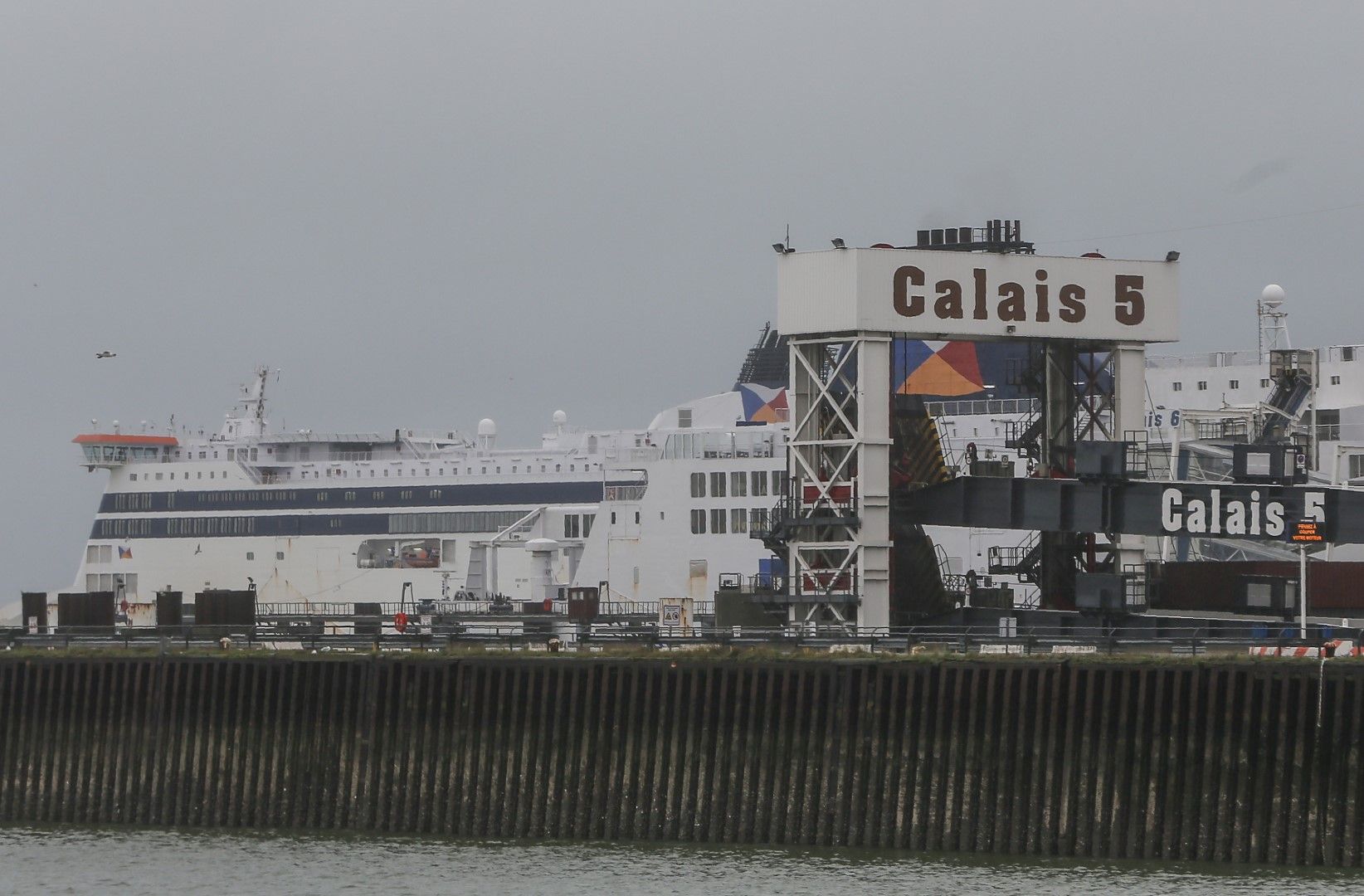Ферибот е спрял на доковете на френското пристанище Кале