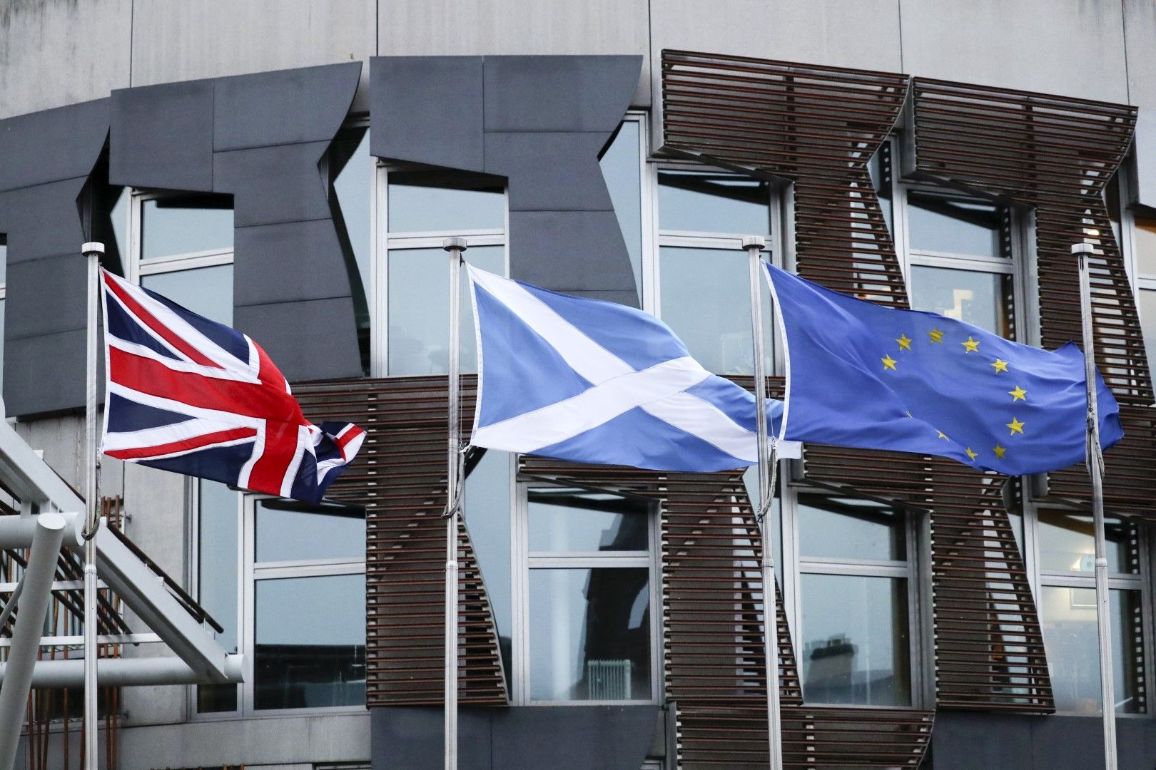 Знамената на Великобритания, Шотландия и Европейския съюз се развяват пред шотландския парламент в Единбург на 31 януари 2020 г., когато раздялата между ЕС и Обединеното кралство стана факт