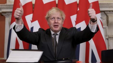 Британският премиер Борис Джонсън приветства днес като един невероятен момент