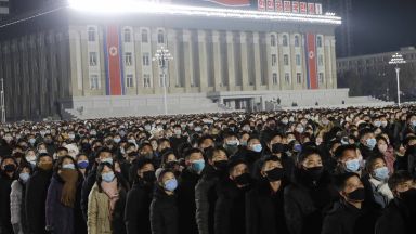 Множество празнуващи хора изпълниха тази вечер централния площад на севернокорейската