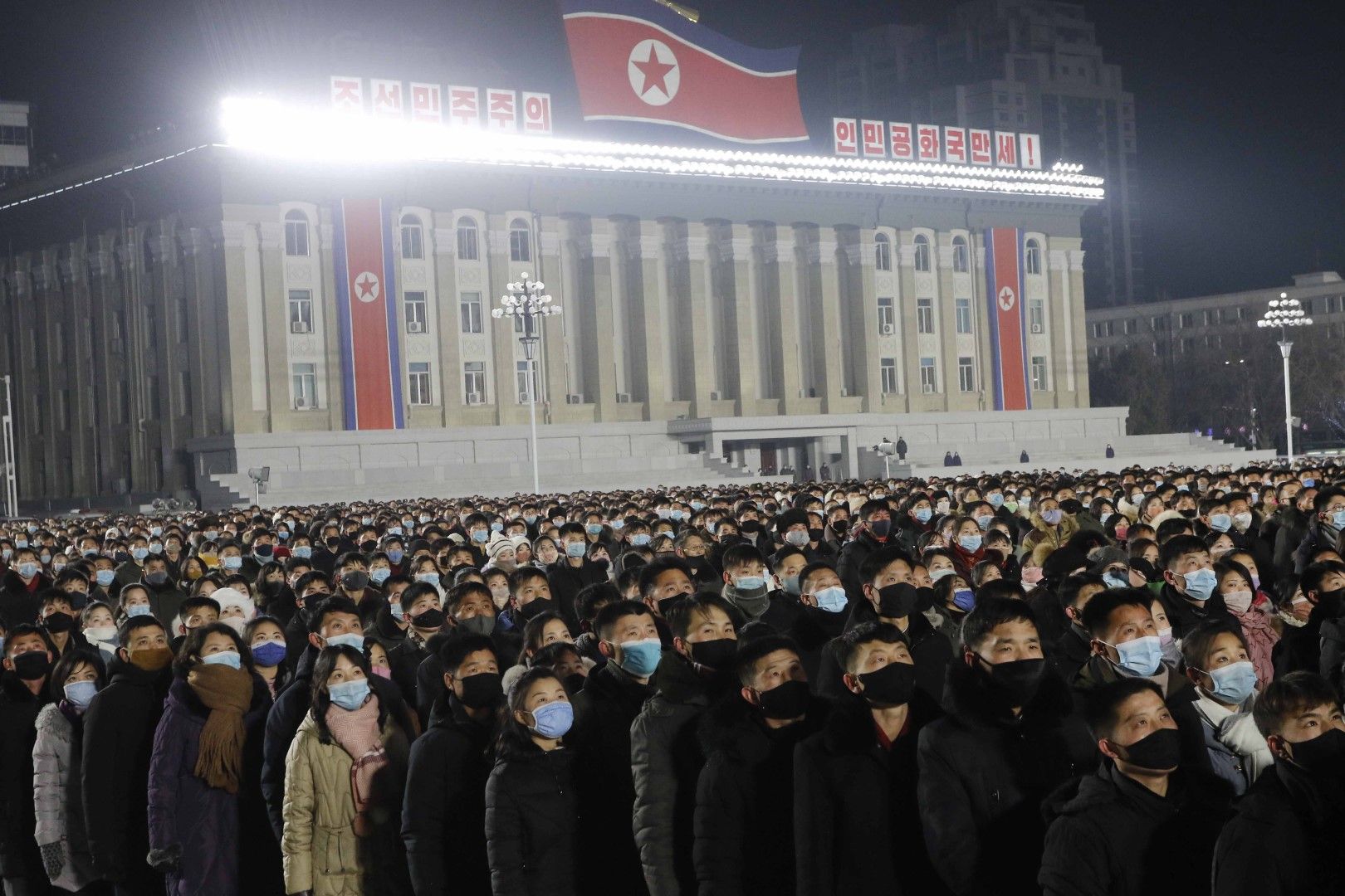 Множество празнуващи хора изпълниха централния площад на севернокорейската столица Пхенян, за да посрещнат Нова година