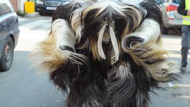 Въпреки забраната за провеждането на емблематичния за Разлог кукерски фестивал