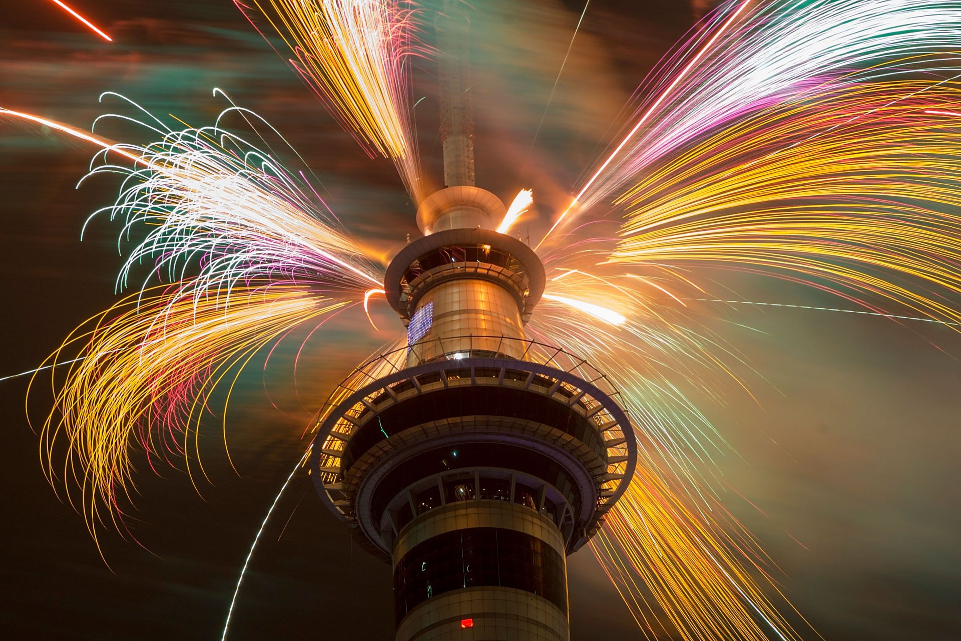 Фойерверки от върха на Sky Tower за посрещане на Нова година в Окланд, Нова Зеландия.