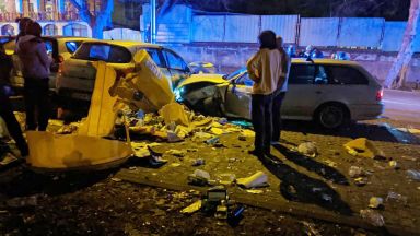 БМВ удари последователно 4 контейнера и 7 паркирани на тротоара