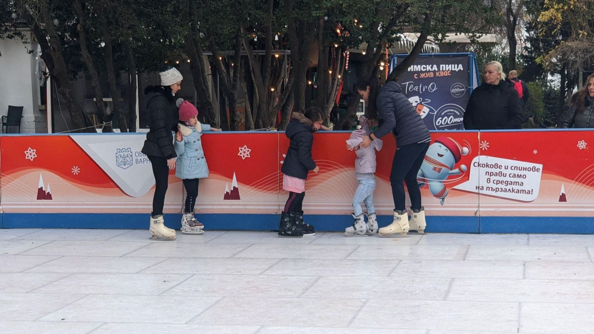 Безплатна пързалка с изкуствен лед зарадва варненци по празниците