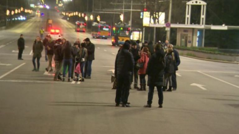 Блокада на Орлов мост в столицата. Протестиращи отново парализираха движението