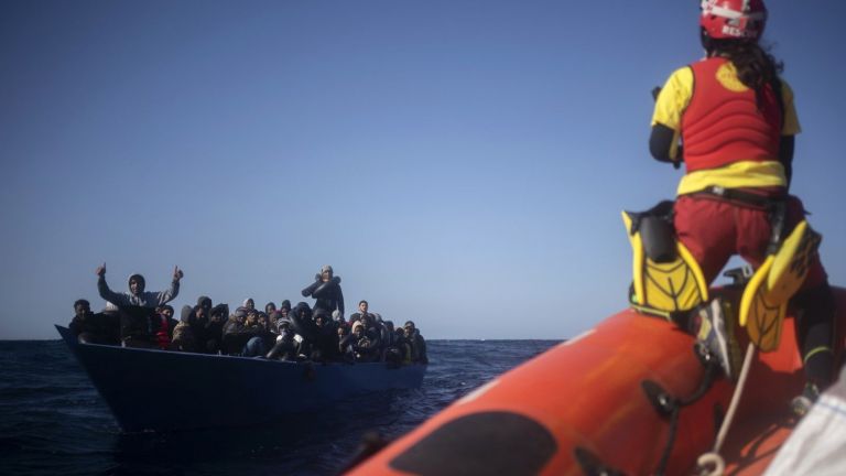 Кораб, който плава под испански флаг и спаси 265 мигранти