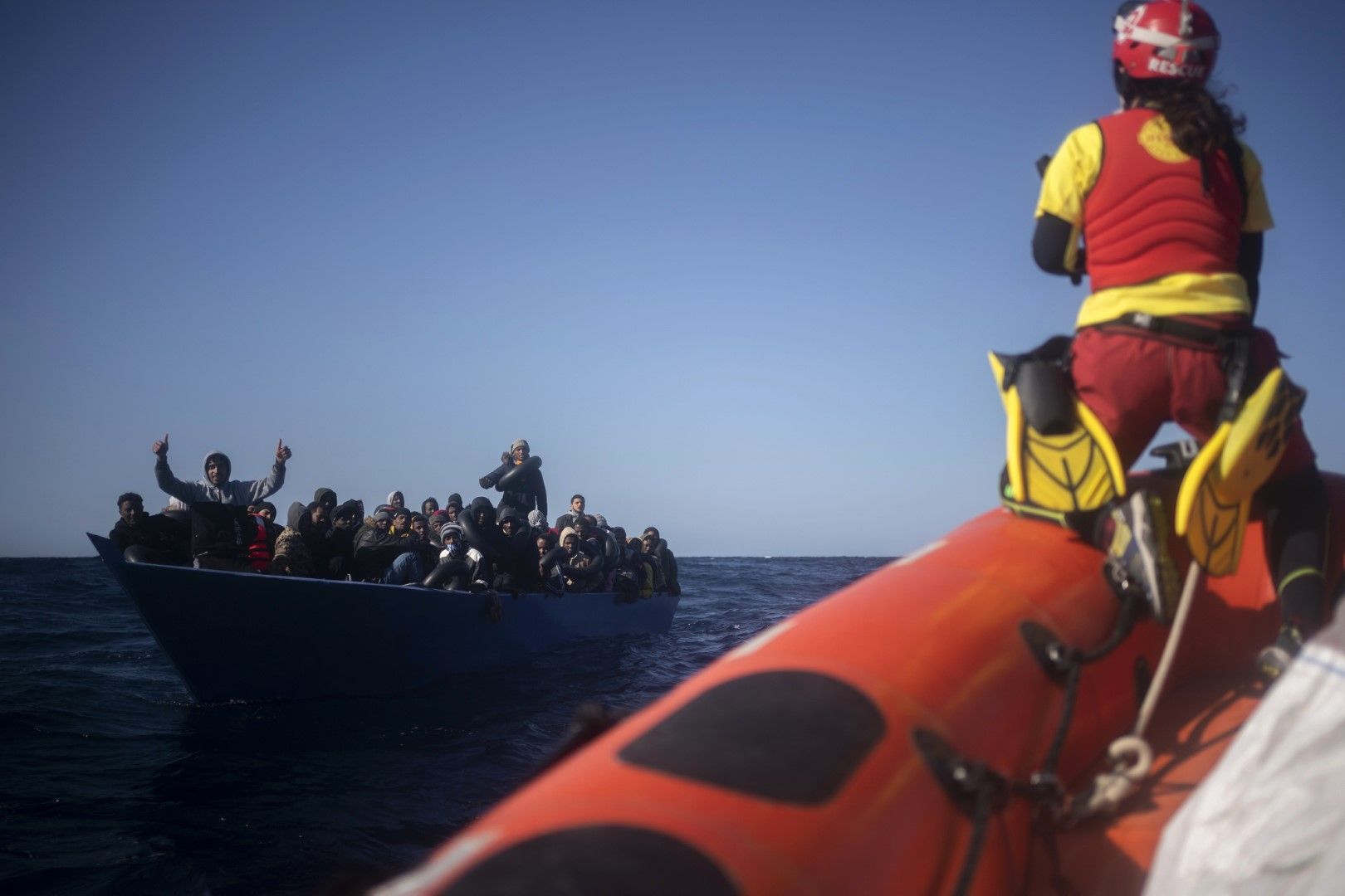 Представители на НПО Оупън Армс помагат на мигранти от Еритрея, Судан, Сирия, Египет в Средиземно море
