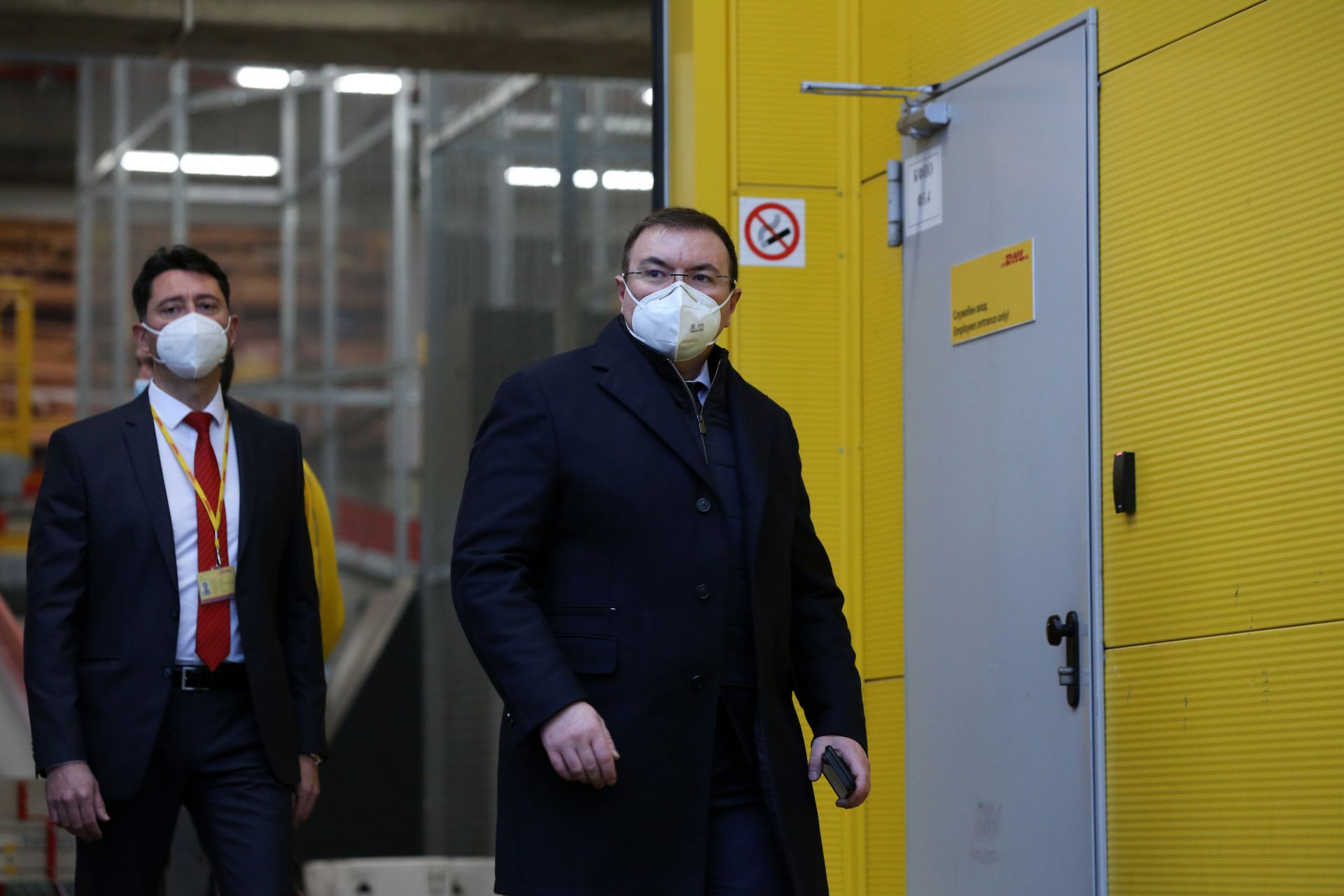 Министърът на здравеопазването проф. д-р Костадин Ангелов (вдясно) посреща втората пратка ваксини, която пристигна в България на 4 януари