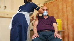 Великобритания ваксинира първия пациент в света с ваксината на AstraZeneca (видео)