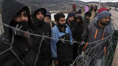 Гладни и премръзнали мигранти нахлуват по къщите в Трелянско като