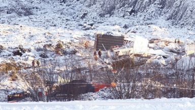Норвежките спасители още търсят оцелели от свлачището преди пет дни