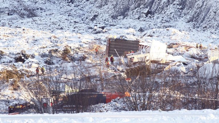 Норвежките спасители все още се надяват да открият оцелели в