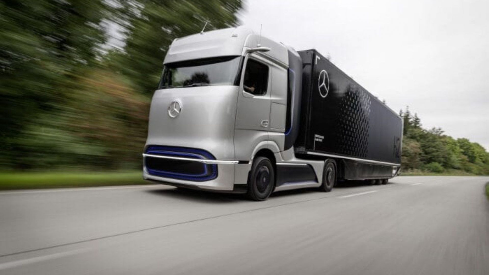 Хибриден камион на Daimler ще изминава над 1000 км с един резервоар водород