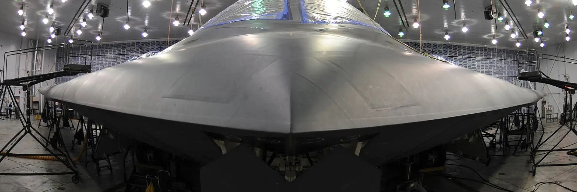 Снимки разкриват защо стелт самолетът B-2 прилича на летяща чиния