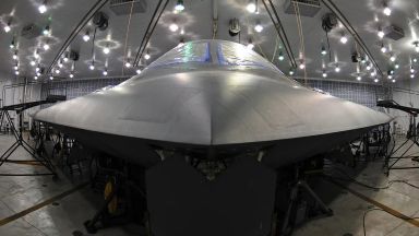 Снимки разкриват защо стелт самолетът B-2 прилича на летяща чиния