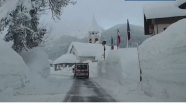 Двуметров сняг затрупа Северна Италия (видео)