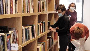 В Бургас започна преместването на регионалната библиотека Пейо Яворов Четирите