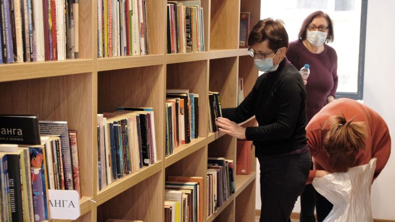 В Бургас започна преместването на регионалната библиотека Пейо Яворов. Четирите