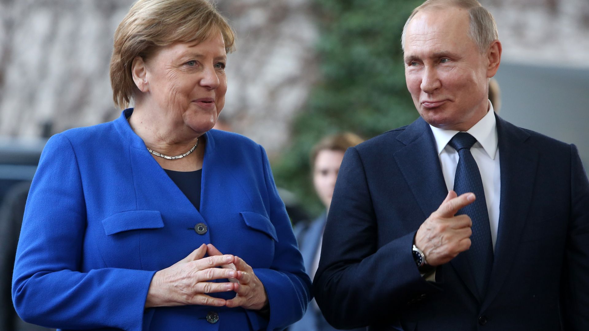  Путин и Меркел обсъдиха "съвместно производство на ваксини" срещу Covid-19