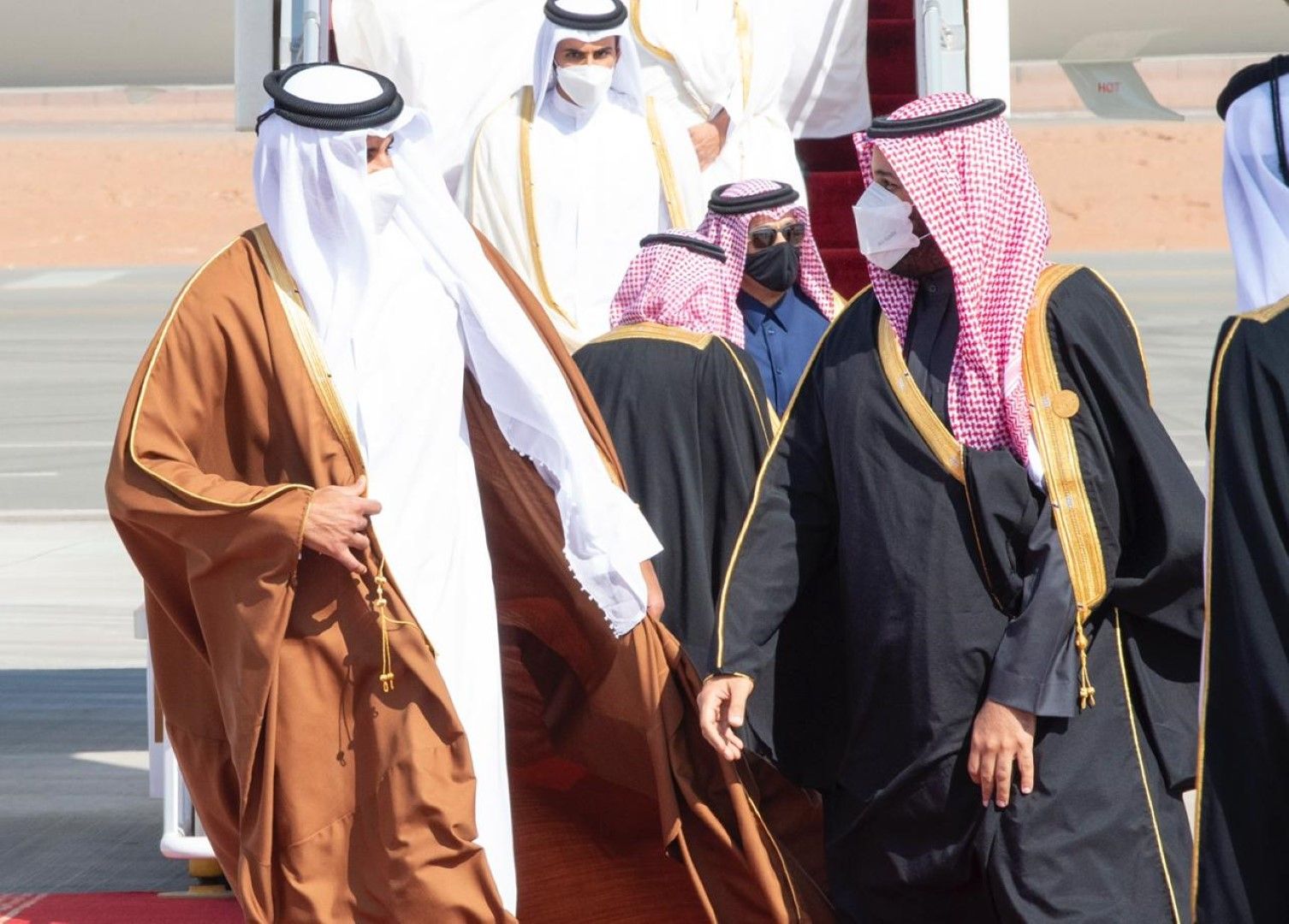 Престолонаследникът на Саудитска Арабия Мохамед Бин Салман (вдясно) посрещна емира на Катар шейх Тамим бин Хамад Ал Тани на летището е Ал Ула
