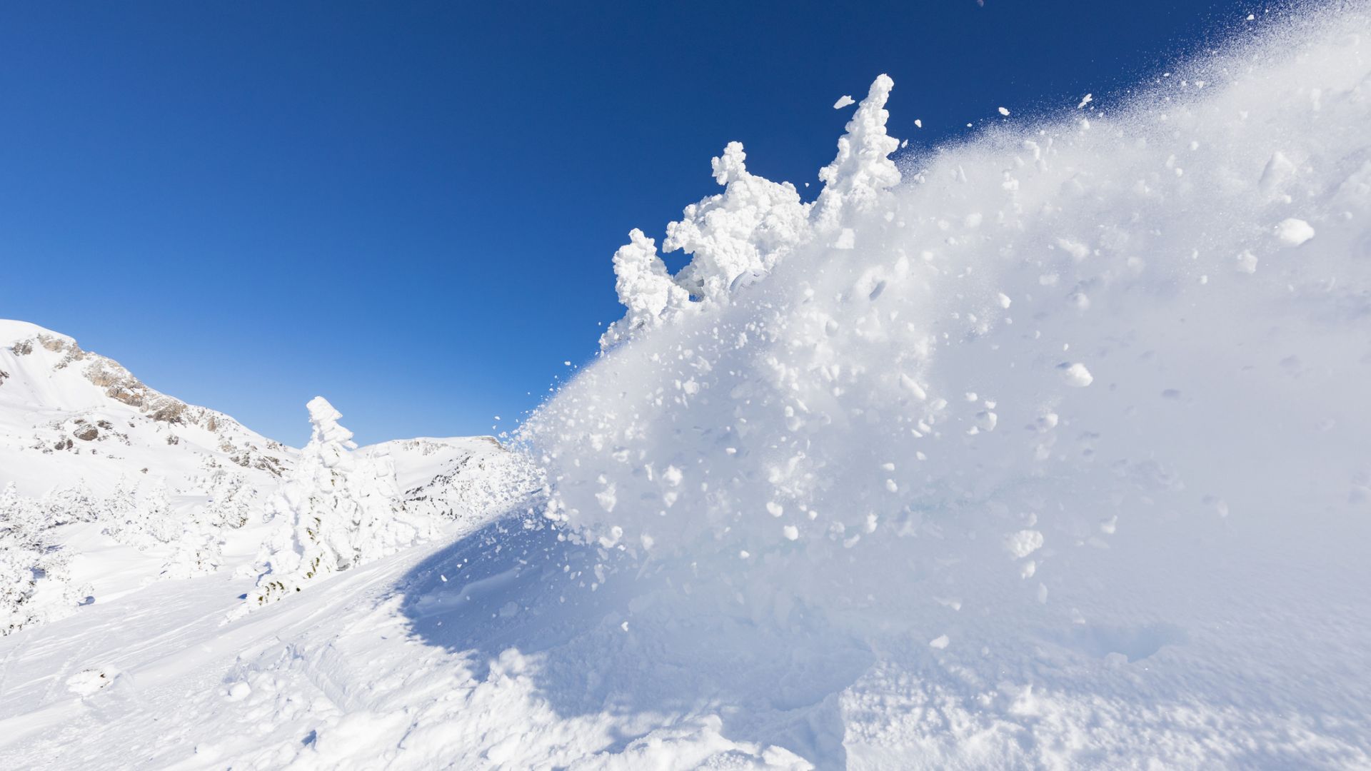 Лавина падна до сноубордист в Пирин, спасители успяха да го извадят