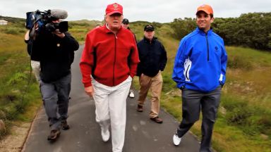 Шотландският парламент отхвърли разследване на покупката на две голф игрища от Тръмп