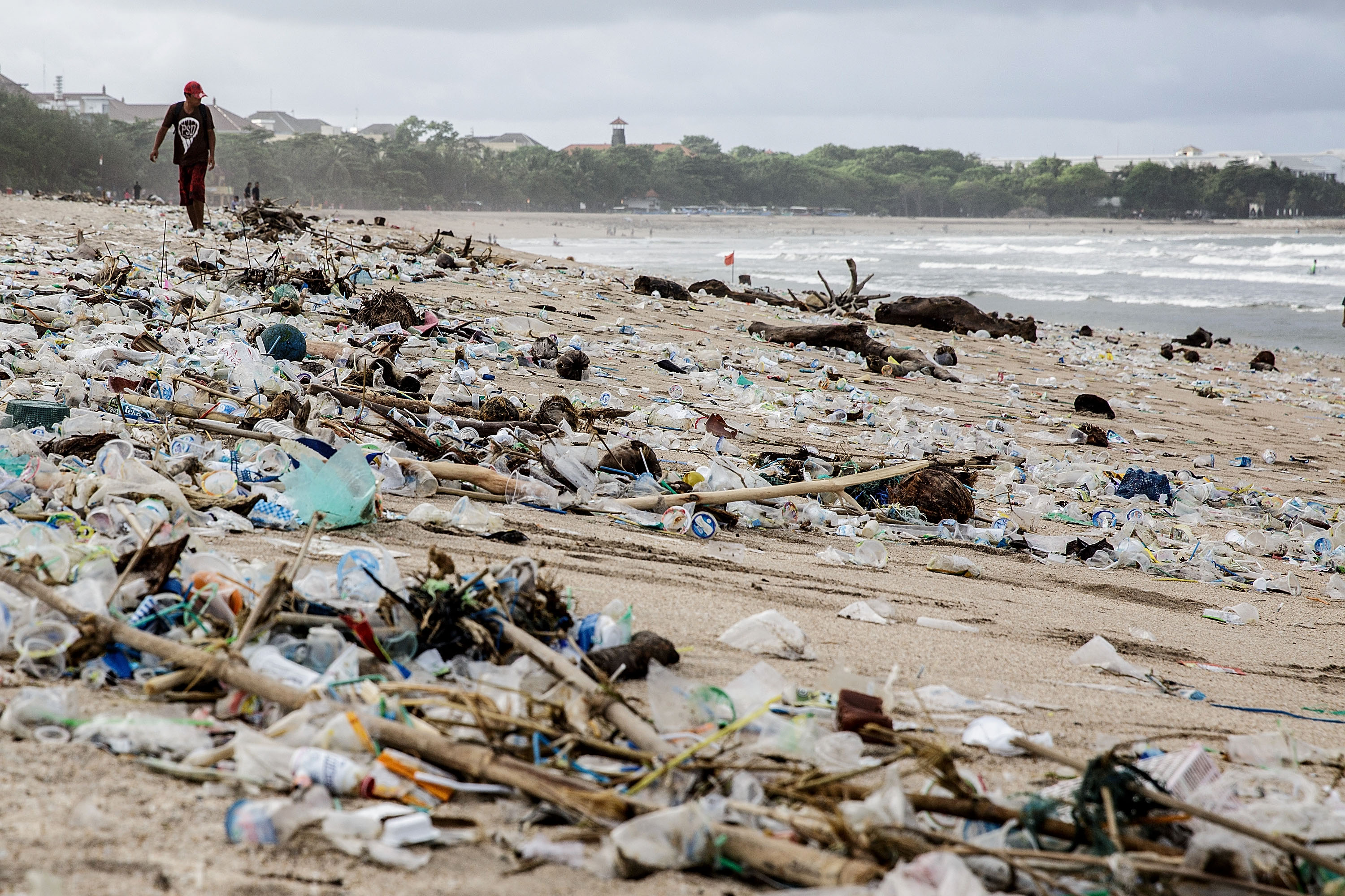 Най-известните плажове в Бали са затрупани от пластмаса