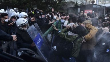 Преподаватели от Босфорския университет в Истанбул протестираха вчера срещу встъпването