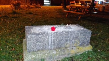 Неизвестни счупиха паметната плоча на комунистическите дейци известни като Петимата