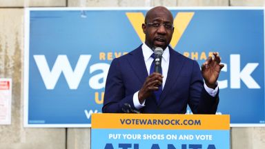 Кандидатът на Демократическата партия Рафаел Уорнок изглежда побеждава сенаторката от