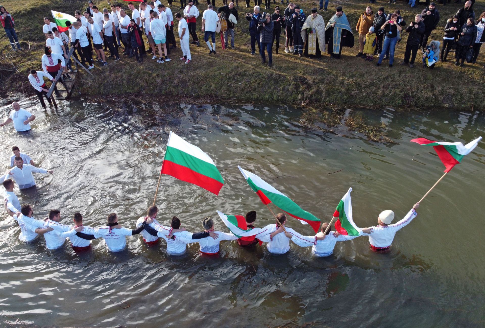 В ледените води на река Лесновска в Елин Пелин бе играно традиционното мъжко хоро