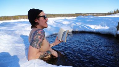 5 причини да плувате в дупка в леда като финландците