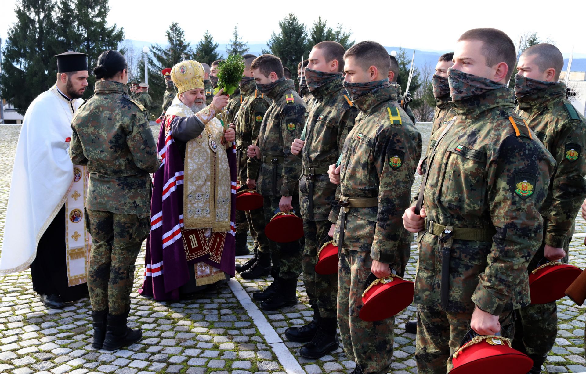 Курсанти от Националния военен университет във Велико Търново бяха благословени на днешния християнски празник Богоявление - Йордановден.