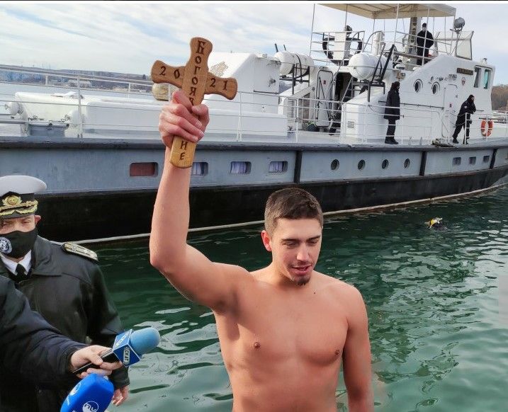 21-годишен състезател по водна топка спаси кръста във Варна на Йордановден