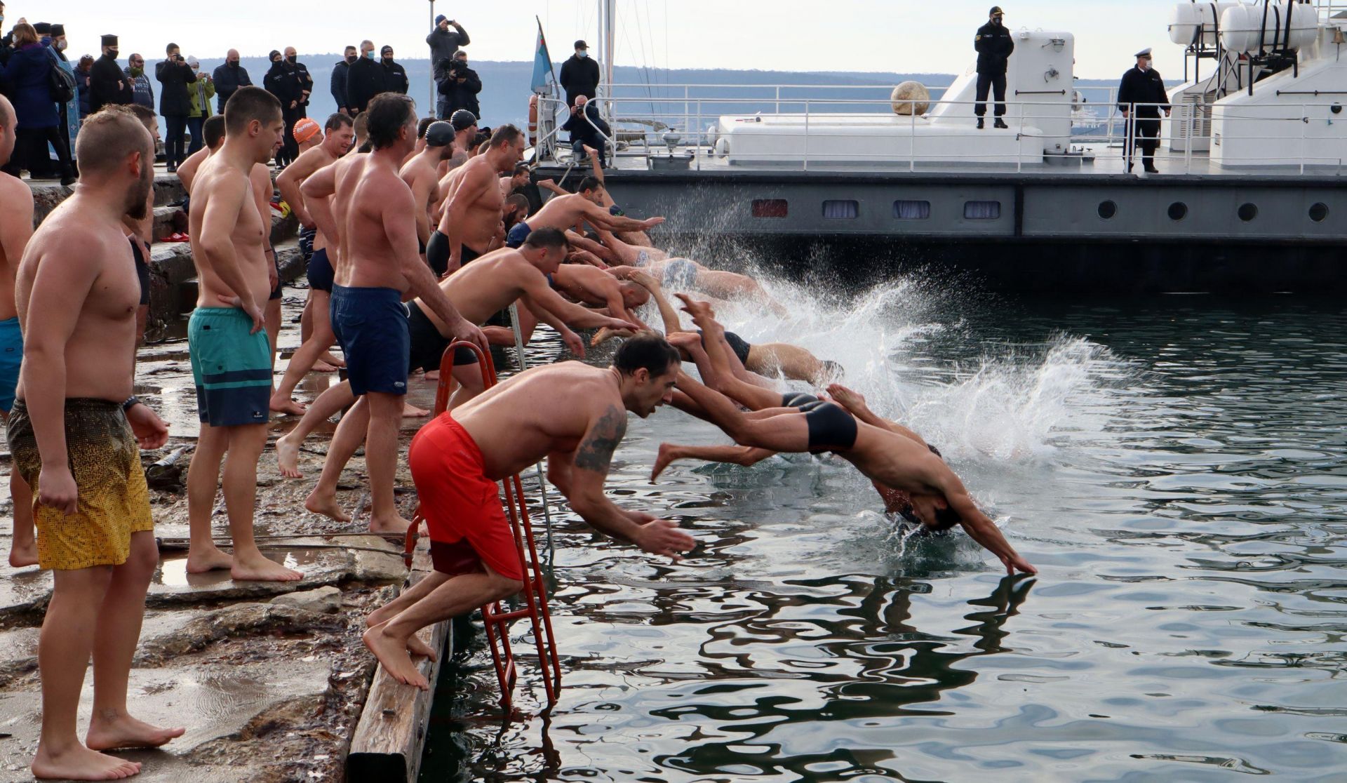 Около 50 смелчаци се хвърлиха в морето от Първа буна за Богоявленския кръст във Варна