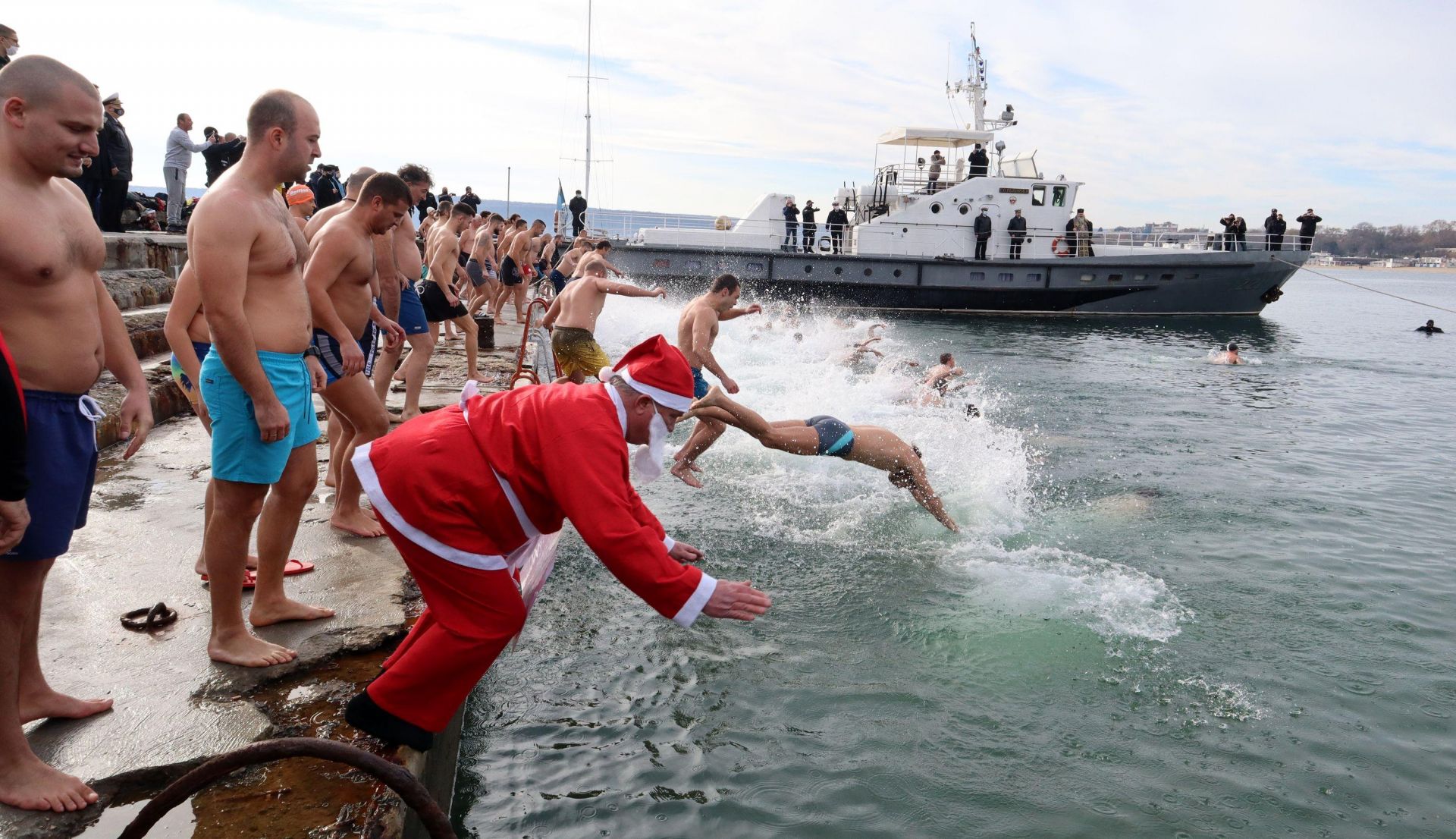 Варненският зевзек Росен Марков също се хвърли във студените води, облечен в костюм на дядо Коледа