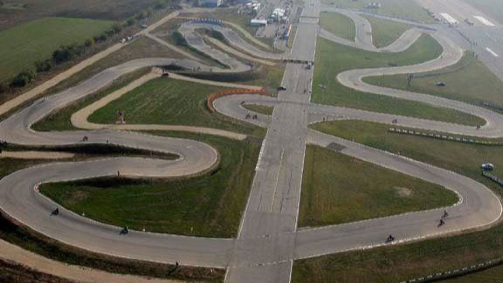 Летище Долна Митрополия е сертифицирано като гражданско business.dir.bg