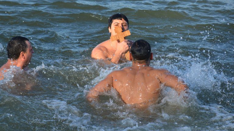 Въпреки противоепидемичните мерки стотици русенци дойдоха на кея, за да