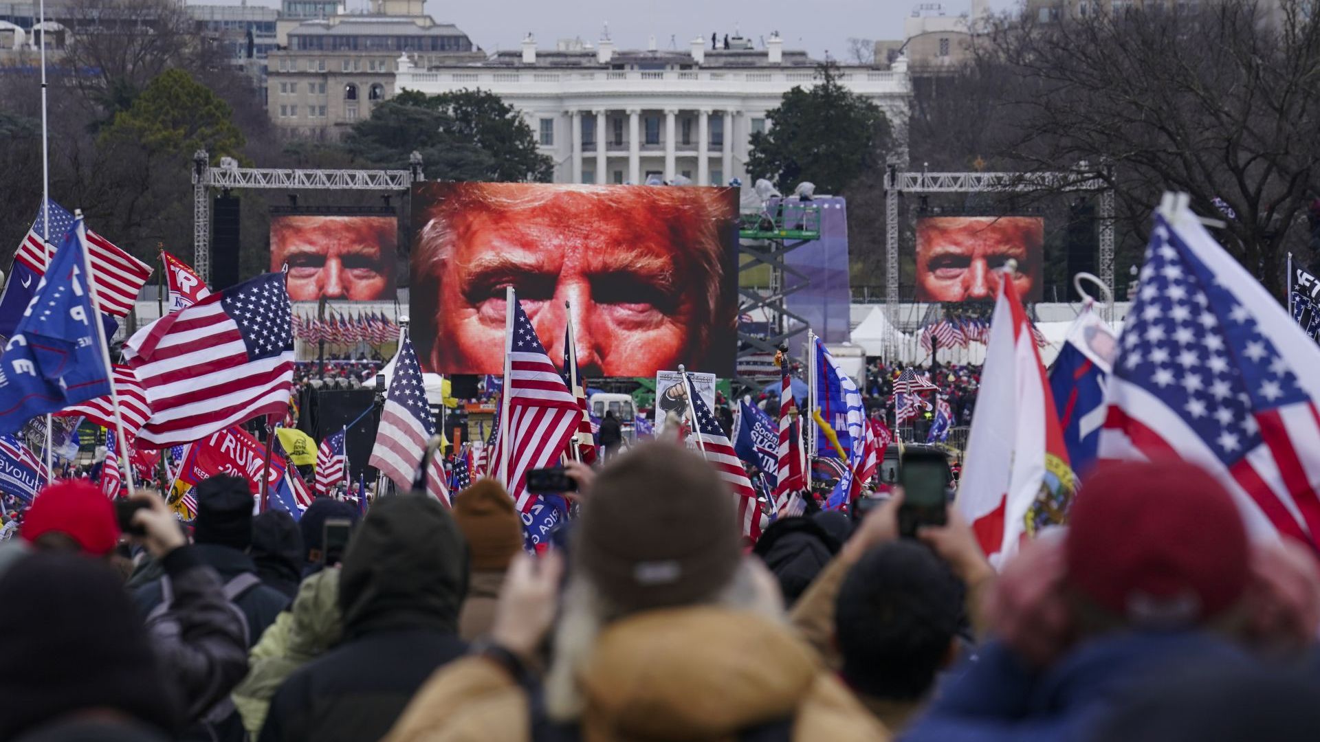 Тръмп пред многохиляден митинг: Никога няма да признаем загубата. Започнаха и сблъсъци (снимки, видео)